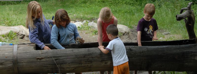 Kinder spielen